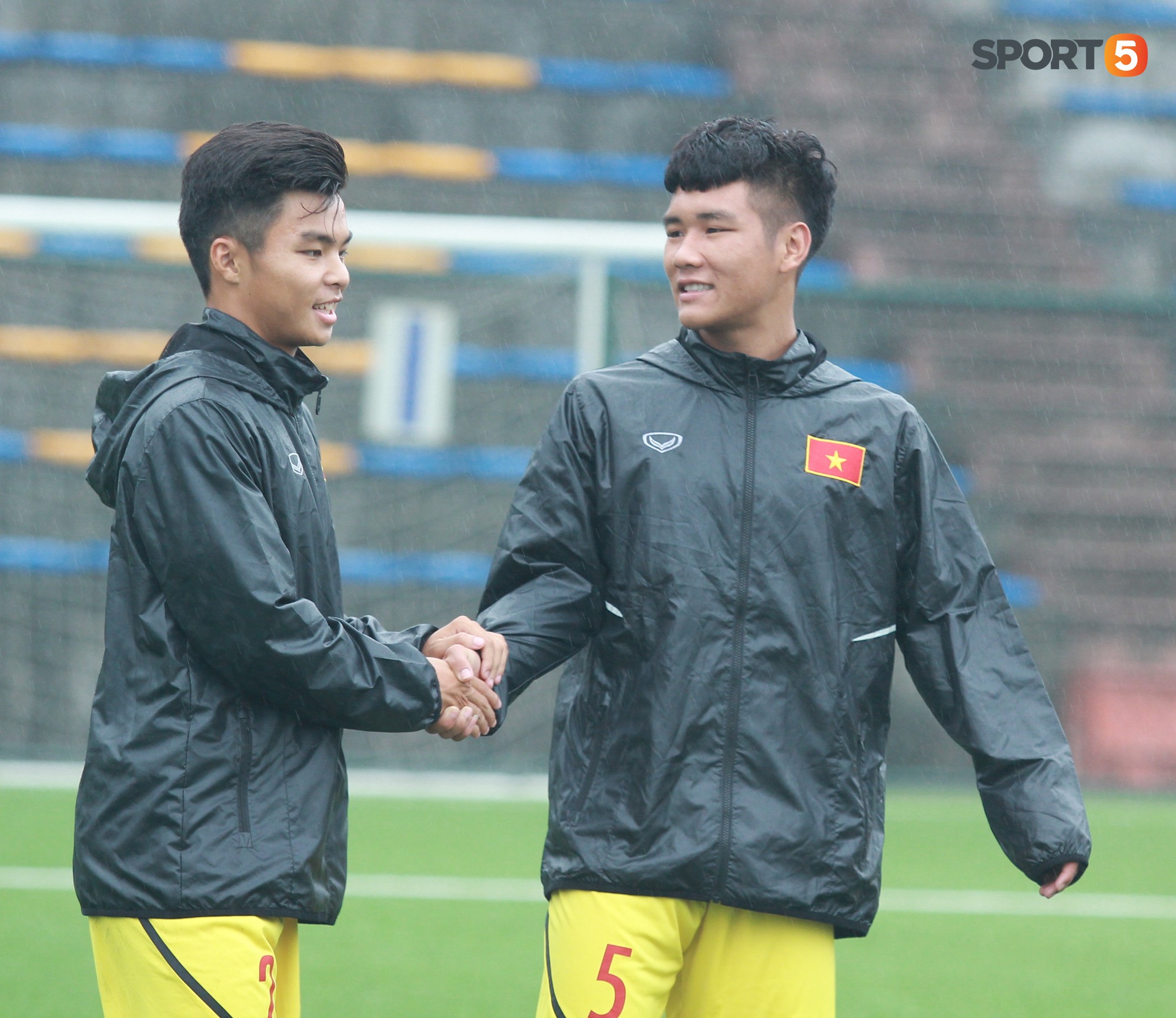 Cầu thủ U18 Việt Nam nhăn nhó vì những bài tập cực nặng của HLV Hoàng Anh Tuấn - Ảnh 3. Cầu thủ U18 Việt Nam nhăn nhó vì những bài tập cực nặng của HLV Hoàng Anh Tuấn - Ảnh 3.