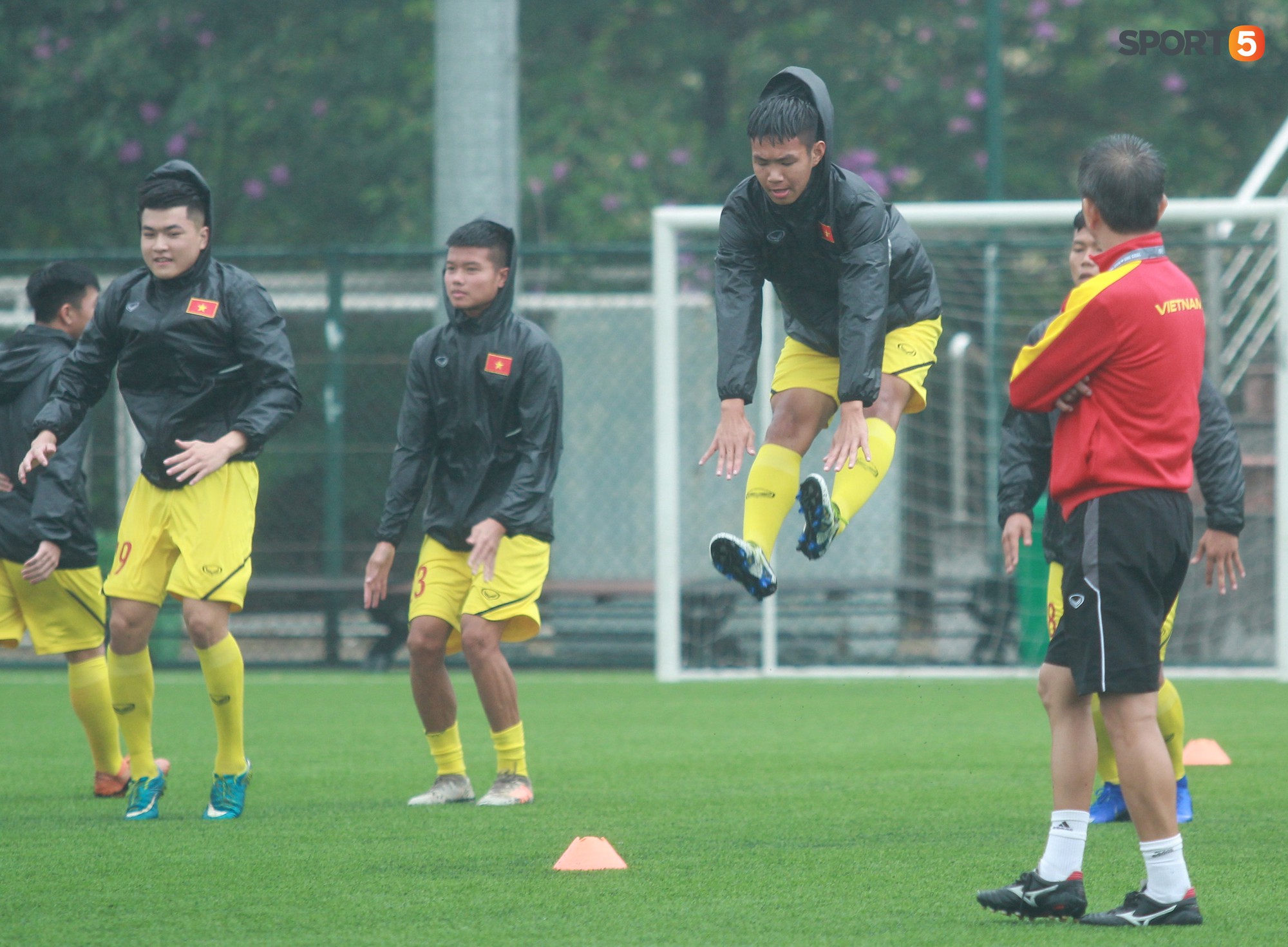 Cầu thủ U18 Việt Nam nhăn nhó vì những bài tập cực nặng của HLV Hoàng Anh Tuấn - Ảnh 6. Cầu thủ U18 Việt Nam nhăn nhó vì những bài tập cực nặng của HLV Hoàng Anh Tuấn - Ảnh 6.