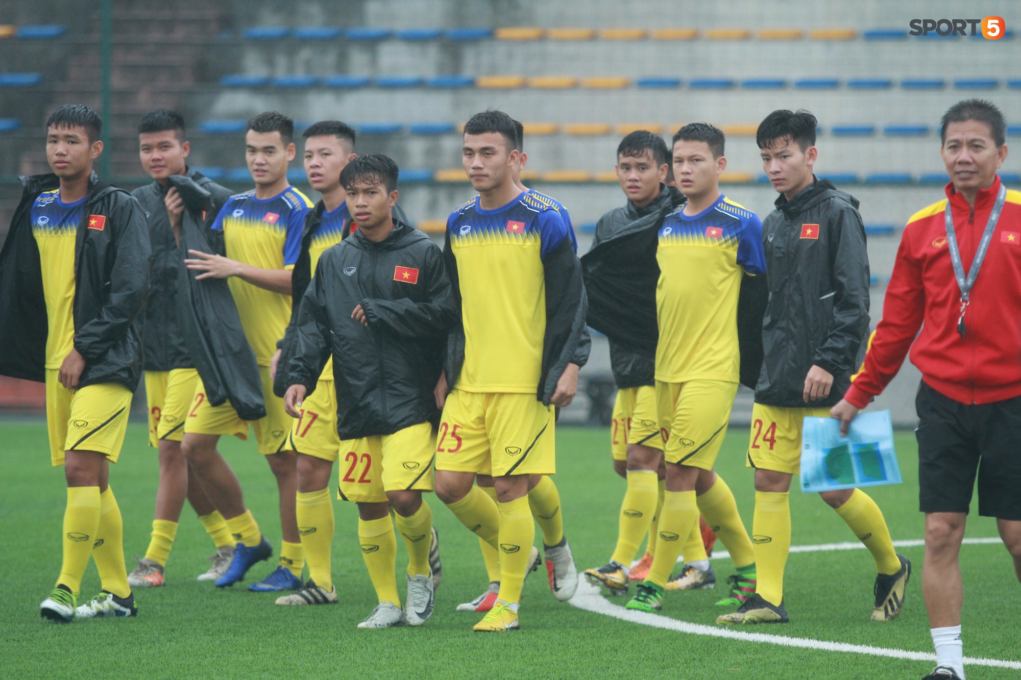 Cầu thủ U18 Việt Nam nhăn nhó vì những bài tập cực nặng của HLV Hoàng Anh Tuấn - Ảnh 13. Cầu thủ U18 Việt Nam nhăn nhó vì những bài tập cực nặng của HLV Hoàng Anh Tuấn - Ảnh 13.