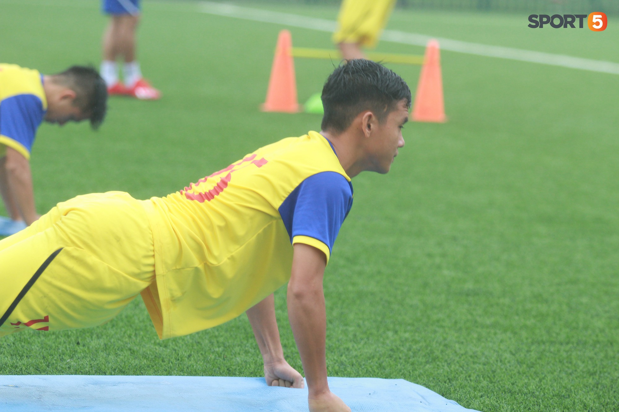 Cầu thủ U18 Việt Nam nhăn nhó vì những bài tập cực nặng của HLV Hoàng Anh Tuấn - Ảnh 8. Cầu thủ U18 Việt Nam nhăn nhó vì những bài tập cực nặng của HLV Hoàng Anh Tuấn - Ảnh 8.