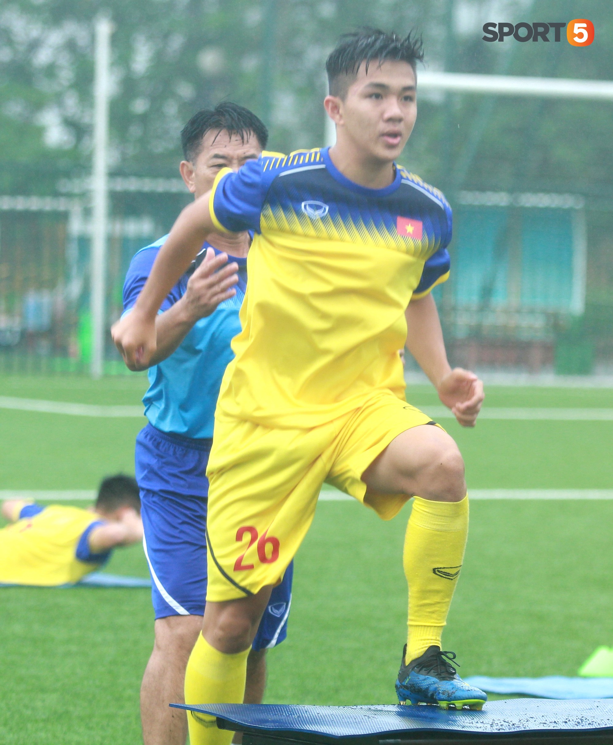Cầu thủ U18 Việt Nam nhăn nhó vì những bài tập cực nặng của HLV Hoàng Anh Tuấn - Ảnh 9. Cầu thủ U18 Việt Nam nhăn nhó vì những bài tập cực nặng của HLV Hoàng Anh Tuấn - Ảnh 9.