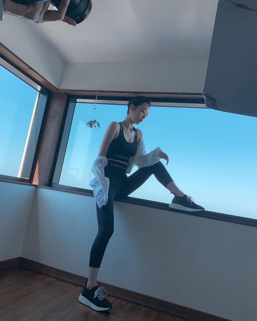 Sulli tung ảnh tạp chí khoe body quá nuột và nóng bỏng, nhưng hình hậu trường mới gây ngỡ ngàng - Ảnh 3. Sulli tung ảnh tạp chí khoe body quá nuột và nóng bỏng, nhưng hình hậu trường mới gây ngỡ ngàng - Ảnh 3.