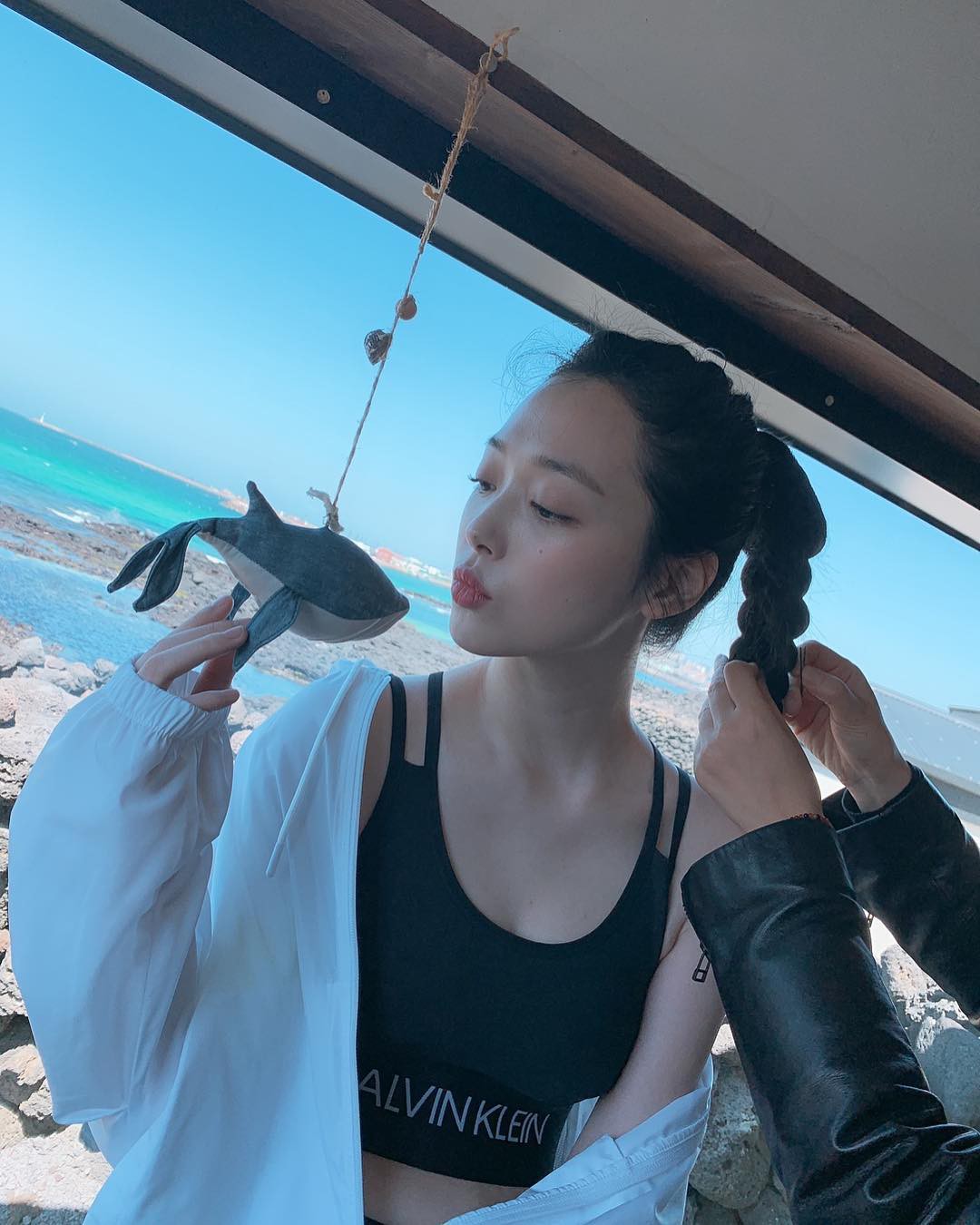 Sulli tung ảnh tạp chí khoe body quá nuột và nóng bỏng, nhưng hình hậu trường mới gây ngỡ ngàng - Ảnh 4. Sulli tung ảnh tạp chí khoe body quá nuột và nóng bỏng, nhưng hình hậu trường mới gây ngỡ ngàng - Ảnh 4.