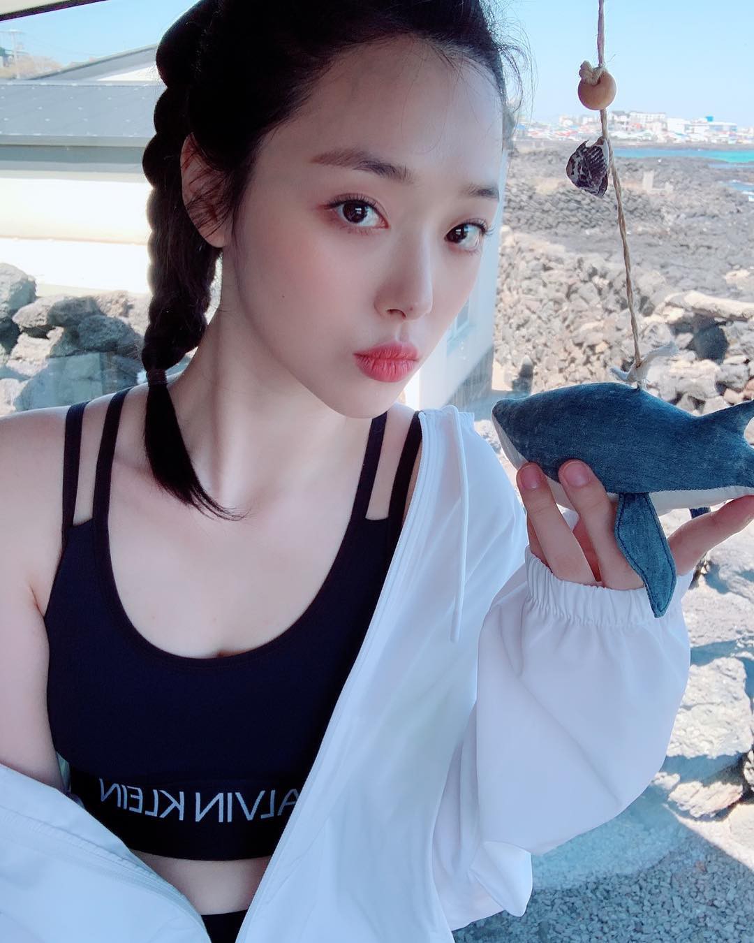 Sulli tung ảnh tạp chí khoe body quá nuột và nóng bỏng, nhưng hình hậu trường mới gây ngỡ ngàng - Ảnh 5. Sulli tung ảnh tạp chí khoe body quá nuột và nóng bỏng, nhưng hình hậu trường mới gây ngỡ ngàng - Ảnh 5.