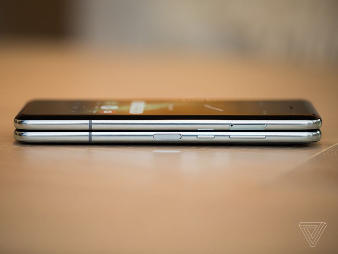 Trên tay Samsung Galaxy Fold: cầm nắm sướng tay, tiếng mở ra đóng vào nghe sướng tai và phần mềm thì tốt đáng ngạc nhiên - Ảnh 3.
