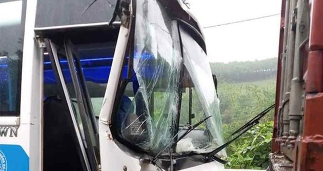 Sự thật xe container dìu xe khách chở học sinh bị mất phanh xuống dốc an toàn ở Phú Thọ - Ảnh 1.
