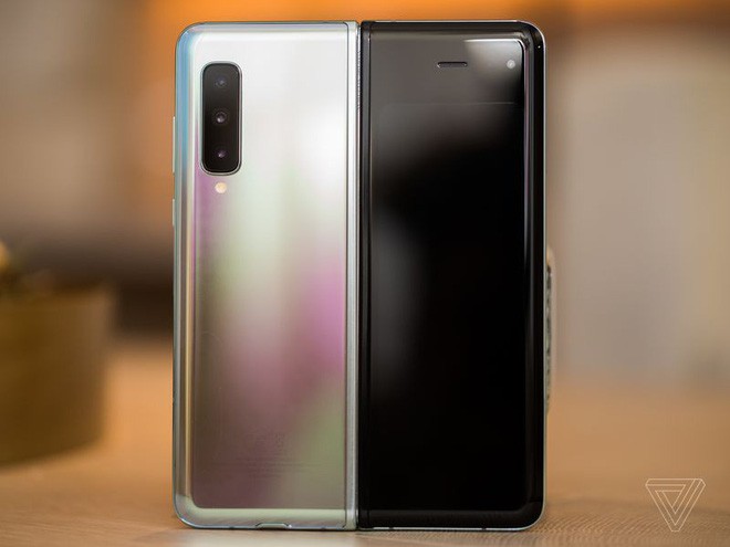 Trên tay Samsung Galaxy Fold: cầm nắm sướng tay, tiếng mở ra đóng vào nghe sướng tai và phần mềm thì tốt đáng ngạc nhiên - Ảnh 18.