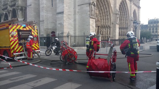 Cháy Nhà thờ Đức Bà ở Paris: Vì sao không thể chữa cháy từ trên không? - Ảnh 3.