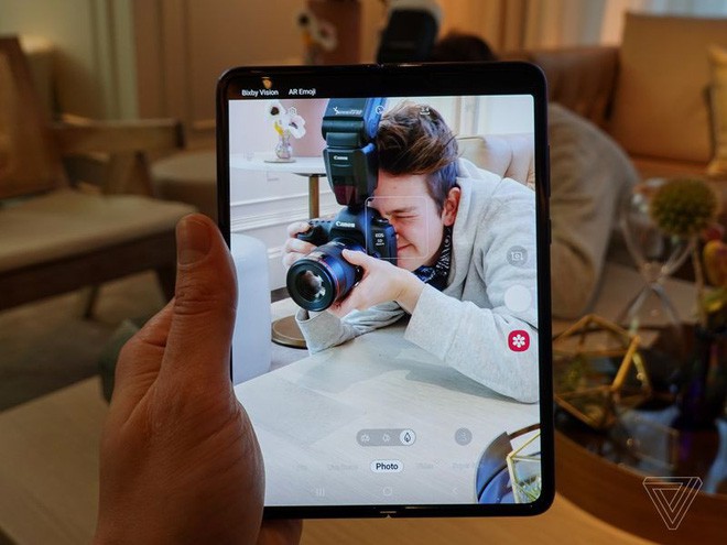 Trên tay Samsung Galaxy Fold: cầm nắm sướng tay, tiếng mở ra đóng vào nghe sướng tai và phần mềm thì tốt đáng ngạc nhiên - Ảnh 28.