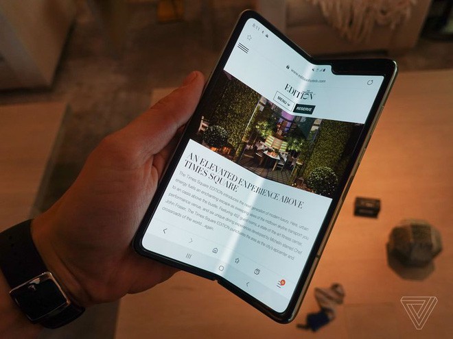 Trên tay Samsung Galaxy Fold: cầm nắm sướng tay, tiếng mở ra đóng vào nghe sướng tai và phần mềm thì tốt đáng ngạc nhiên - Ảnh 29.