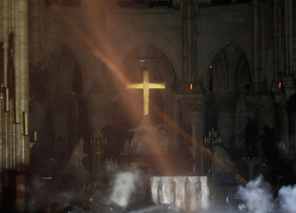 Những hình ảnh đầu tiên bên trong Nhà thờ Đức Bà Paris sau vụ hỏa hoạn - Ảnh 4.