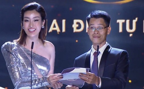 Clip: Hoa hậu Đỗ Mỹ Linh nhầm lẫn tai hại, dõng dạc gọi Hà Anh Tuấn là nữ ca sĩ trên sóng trực tiếp - Ảnh 1.