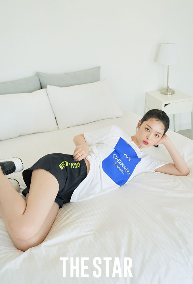 Sulli tung ảnh tạp chí khoe body quá nuột và nóng bỏng, nhưng hình hậu trường mới gây ngỡ ngàng - Ảnh 2. Sulli tung ảnh tạp chí khoe body quá nuột và nóng bỏng, nhưng hình hậu trường mới gây ngỡ ngàng - Ảnh 2.
