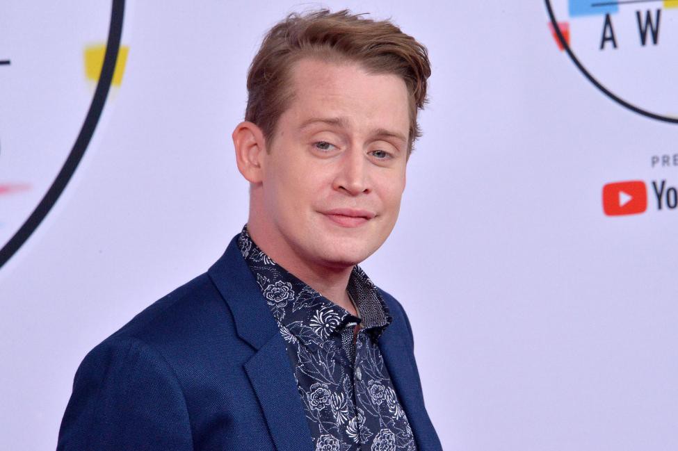 macaulay-culkin-watches-home-alone-with-his-girlfriends-15554920396381516980899.jpg