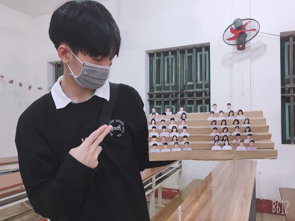 Sơ đồ lớp in trên giấy xưa rồi, giờ phải có hẳn mô hình dán ảnh từng thành viên mới chất! - Ảnh 1. Sơ đồ lớp in trên giấy xưa rồi, giờ phải có hẳn mô hình dán ảnh từng thành viên mới chất! - Ảnh 1.