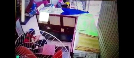 Kẻ giả g&aacute;i đi cướp tiệm v&agrave;ng nhận c&aacute;i kết đắng - Ảnh 1.