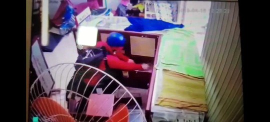Kẻ giả g&aacute;i đi cướp tiệm v&agrave;ng nhận c&aacute;i kết đắng - Ảnh 2.