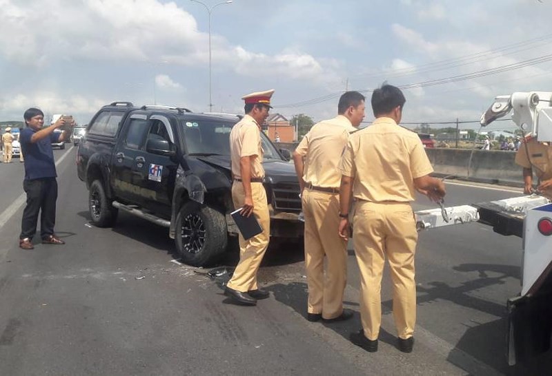 Tài xế dùng rìu chém người, ép ngã 2 cảnh sát giao thông - Ảnh 2. Tài xế dùng rìu chém người, ép ngã 2 cảnh sát giao thông - Ảnh 2.