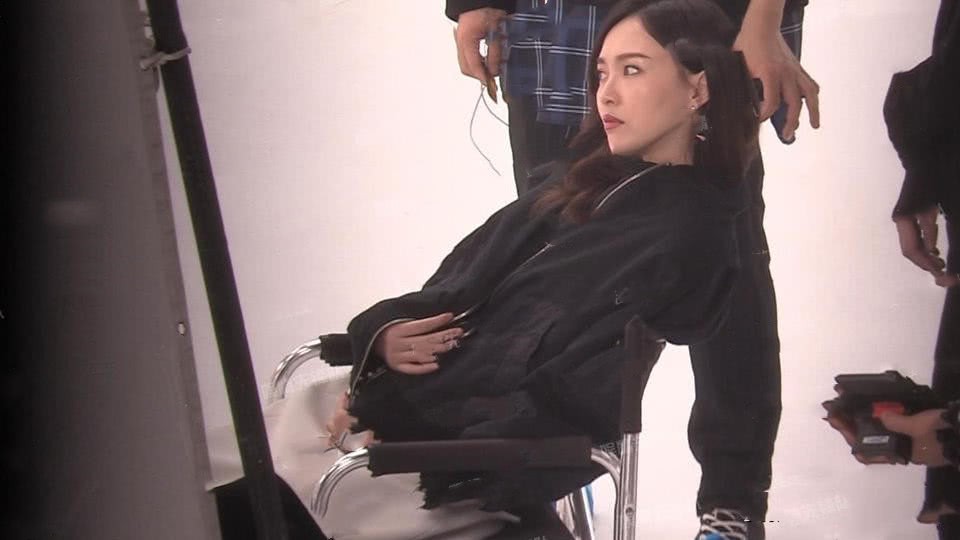 Sau bao vất vả, cuối cùng paparazzi có trong tay hình ảnh vòng 2 lớn của Đường Yên cùng động tác bất thường - Ảnh 6. Sau bao vất vả, cuối cùng paparazzi có trong tay hình ảnh vòng 2 lớn của Đường Yên cùng động tác bất thường - Ảnh 6.