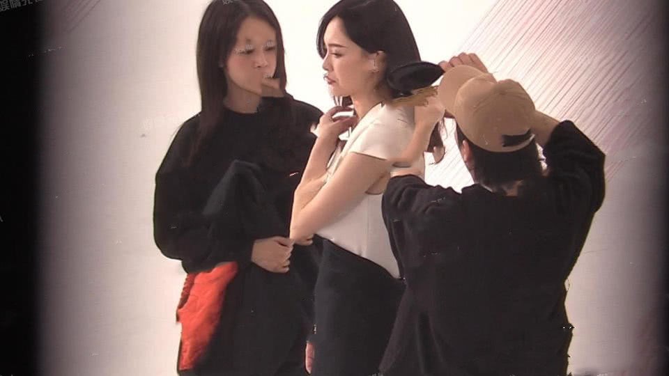 Sau bao vất vả, cuối cùng paparazzi có trong tay hình ảnh vòng 2 lớn của Đường Yên cùng động tác bất thường - Ảnh 3. Sau bao vất vả, cuối cùng paparazzi có trong tay hình ảnh vòng 2 lớn của Đường Yên cùng động tác bất thường - Ảnh 3.