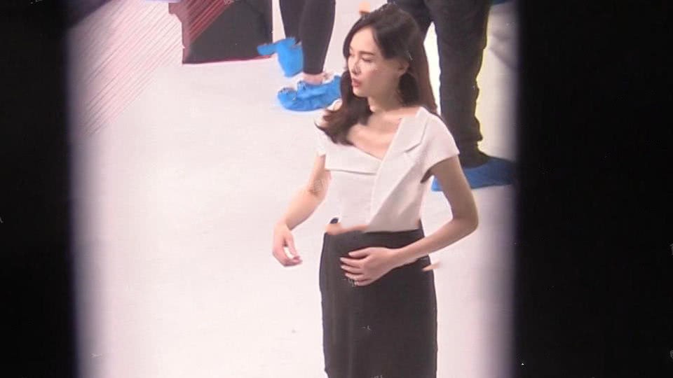 Sau bao vất vả, cuối cùng paparazzi có trong tay hình ảnh vòng 2 lớn của Đường Yên cùng động tác bất thường - Ảnh 5. Sau bao vất vả, cuối cùng paparazzi có trong tay hình ảnh vòng 2 lớn của Đường Yên cùng động tác bất thường - Ảnh 5.