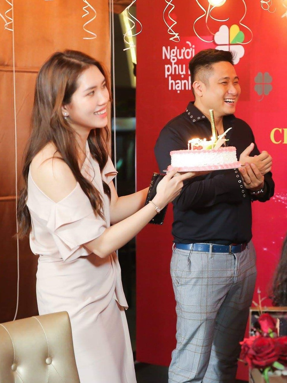 Minh Tiệp kỷ niệm 10 năm yêu với bà xã kém 13 tuổi, 5 giờ sáng dậy bóp chân cho mẹ chồng - Ảnh 3. Minh Tiệp kỷ niệm 10 năm yêu với bà xã kém 13 tuổi, 5 giờ sáng dậy bóp chân cho mẹ chồng - Ảnh 3.
