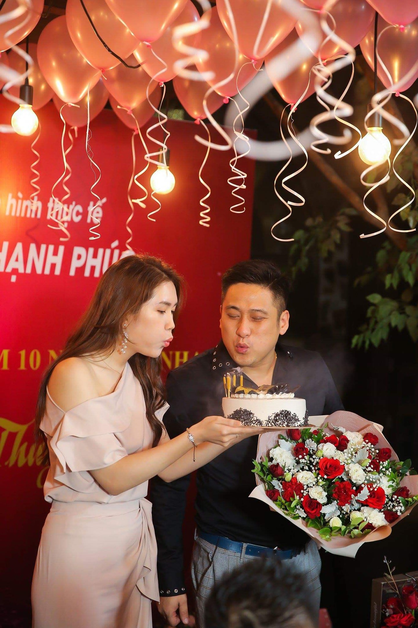Minh Tiệp kỷ niệm 10 năm yêu với bà xã kém 13 tuổi, 5 giờ sáng dậy bóp chân cho mẹ chồng - Ảnh 2. Minh Tiệp kỷ niệm 10 năm yêu với bà xã kém 13 tuổi, 5 giờ sáng dậy bóp chân cho mẹ chồng - Ảnh 2.