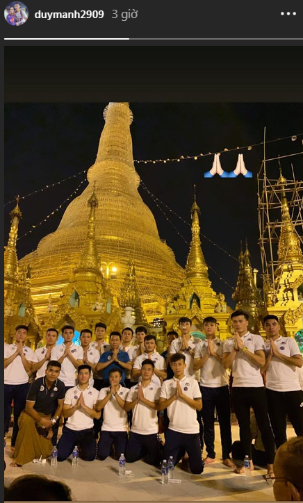 Quang Hải v&agrave; c&aacute;c đồng đội thăm ng&ocirc;i ch&ugrave;a d&aacute;t 90 tấn v&agrave;ng tại Myanmar - Ảnh 2.
