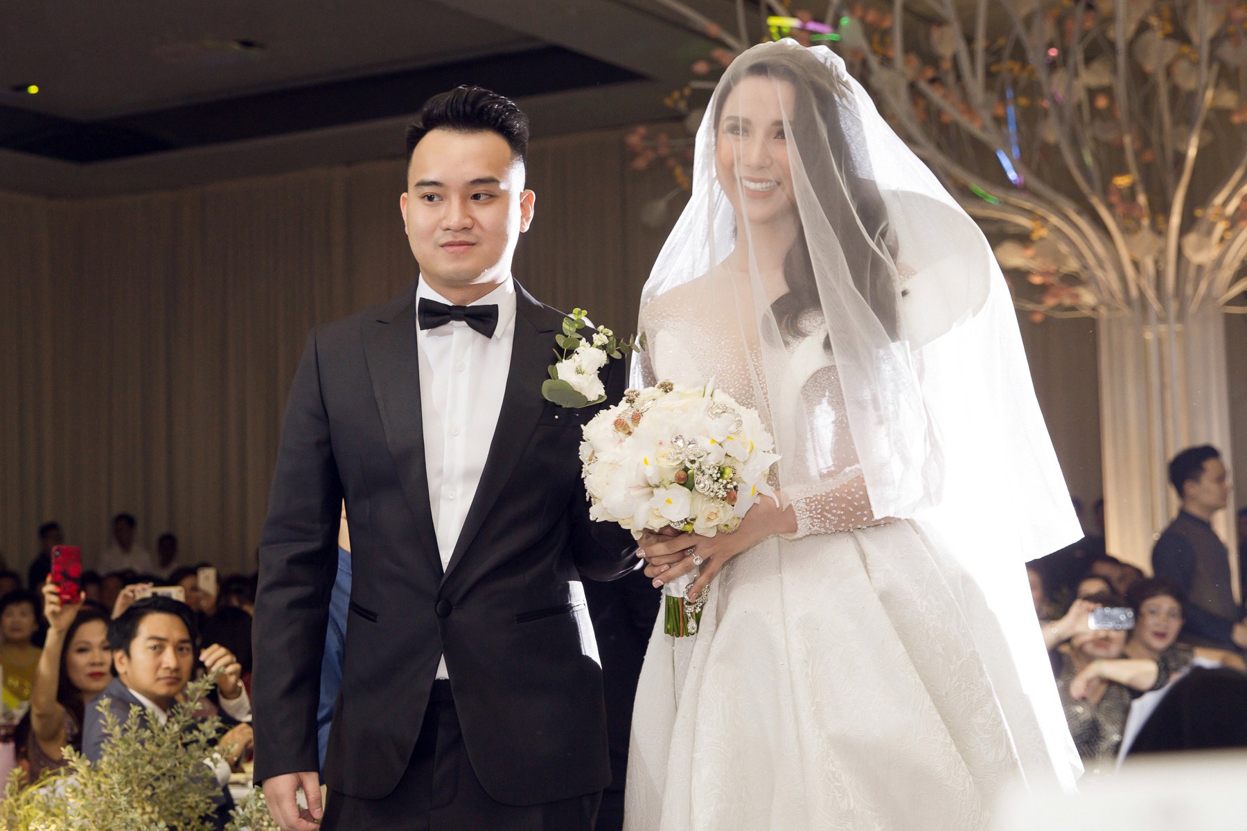 Muôn kiểu tỏ tình của sao Vbiz: Người cướp sóng truyền hình, người lên tận đỉnh núi nói lời trăm năm - Ảnh 6. Muôn kiểu tỏ tình của sao Vbiz: Người cướp sóng truyền hình, người lên tận đỉnh núi nói lời trăm năm - Ảnh 6.