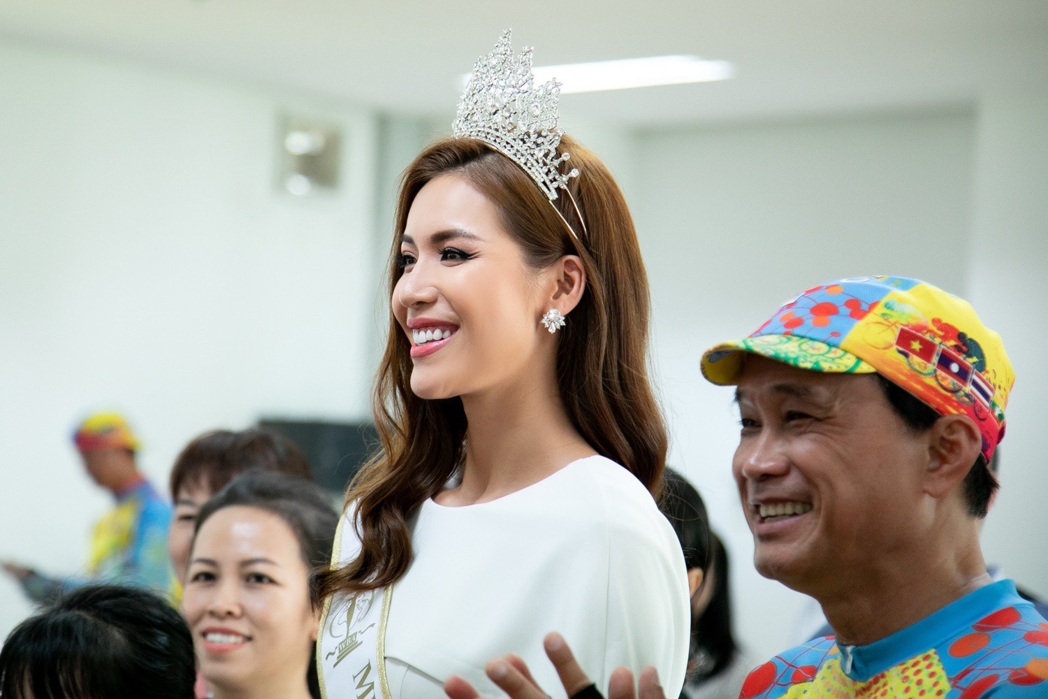 Minh Tú thay đổi phong cách liên tục, gây ấn tượng với bạn bè quốc tế khi tham dự chuỗi sự kiện tại Đà Nẵng - Ảnh 3. Minh Tú thay đổi phong cách liên tục, gây ấn tượng với bạn bè quốc tế khi tham dự chuỗi sự kiện tại Đà Nẵng - Ảnh 3.