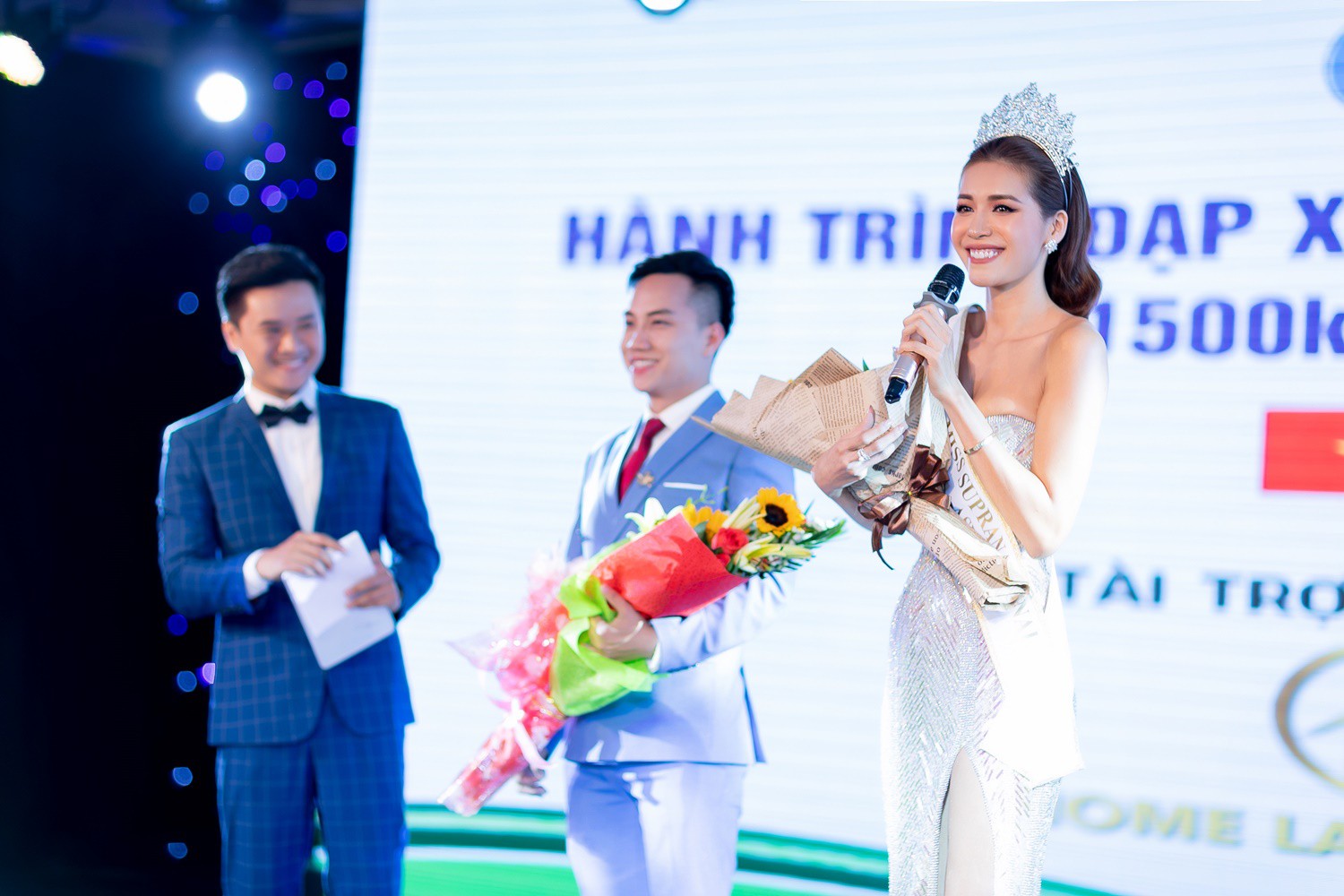 Minh Tú thay đổi phong cách liên tục, gây ấn tượng với bạn bè quốc tế khi tham dự chuỗi sự kiện tại Đà Nẵng - Ảnh 6. Minh Tú thay đổi phong cách liên tục, gây ấn tượng với bạn bè quốc tế khi tham dự chuỗi sự kiện tại Đà Nẵng - Ảnh 6.