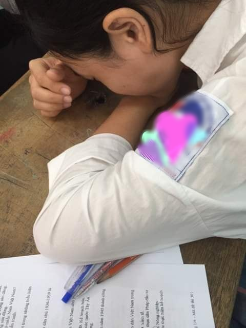 Thấy bạn học gục đầu mệt mỏi, tiến lại gần hỏi han mới ph&aacute;t hiện sự thật g&acirc;y mất hết niềm tin v&agrave;o cuộc sống - Ảnh 2.