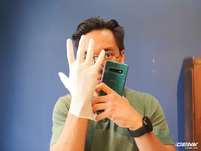 Nghe nói Galaxy S10 nhận cả vân tay khi đang đeo găng tay y tế, chúng tôi đã thử và bất ngờ trước kết quả nhận được - Ảnh 1.