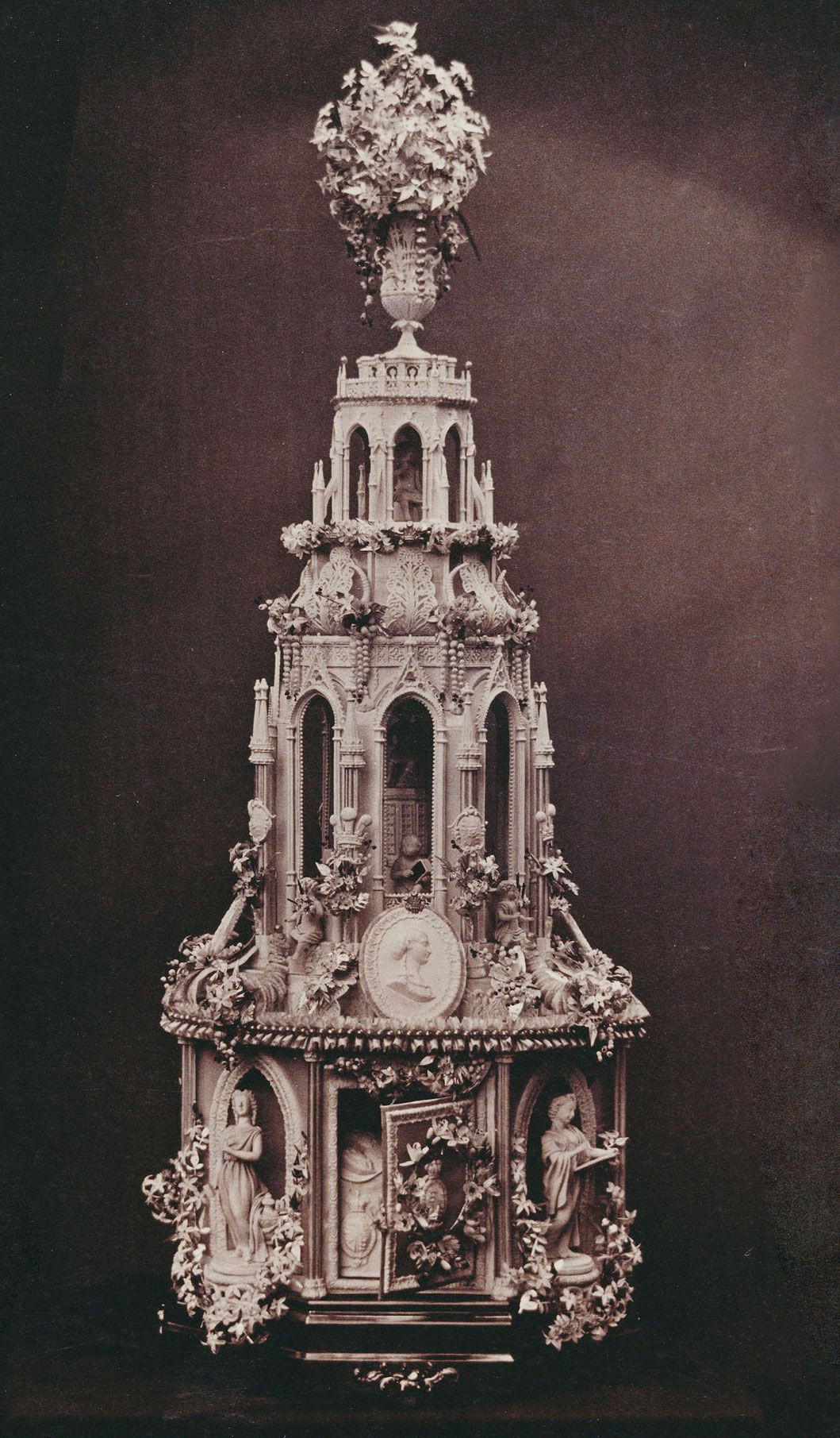 Xa hoa bánh cưới hoàng gia Anh qua từng thời kì, có chiếc lấy cảm hứng từ nhà thờ Notre-Dame - Ảnh 3. Xa hoa bánh cưới hoàng gia Anh qua từng thời kì, có chiếc lấy cảm hứng từ nhà thờ Notre-Dame - Ảnh 3.