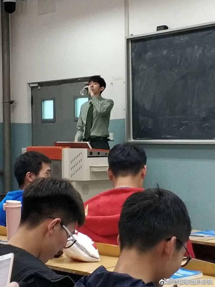 Bị chụp lén, giảng viên vẫn điển trai và ngời ngời phong độ bất chấp cam thường - Ảnh 5. Bị chụp lén, giảng viên vẫn điển trai và ngời ngời phong độ bất chấp cam thường - Ảnh 5.
