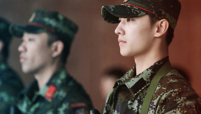 Quên đại úy Song Joong Ki đi, Dương Dương mới là quân nhân điển trai xuất sắc nhất Châu Á! - Ảnh 8.
