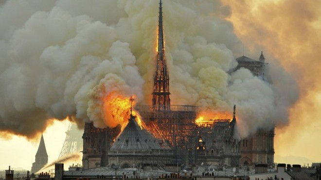 Vụ cháy Nhà thờ Đức Bà Paris: Nguyên nhân có thể do chập điện - Ảnh 1.