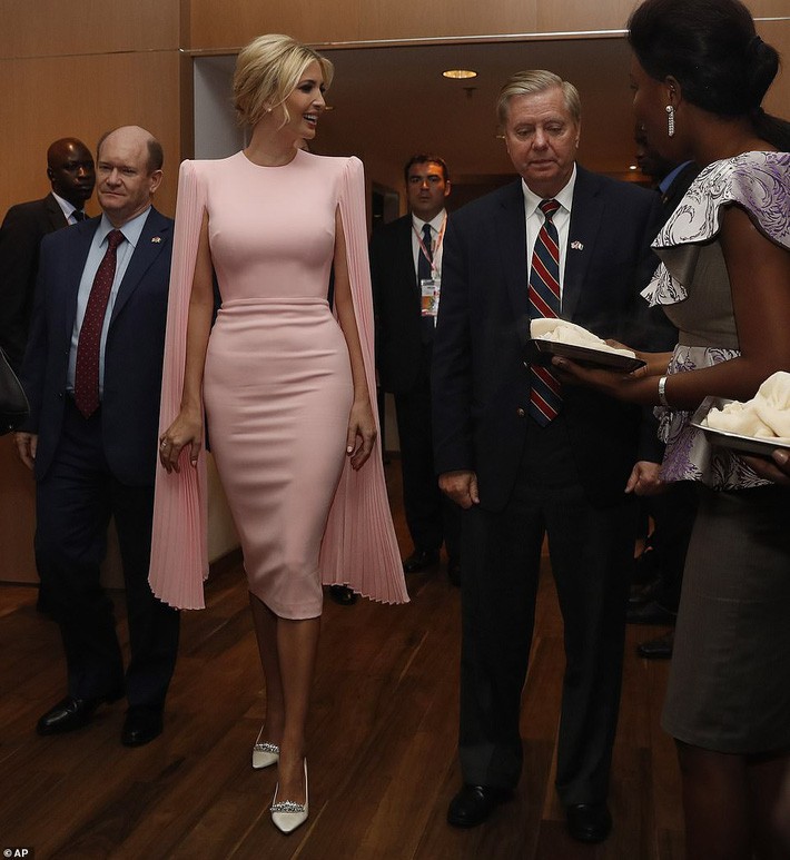 Đụng váy bất phân thắng bại với Miranda Kerr, khó mà tin Ivanka Trump đã là mẹ 3 con với body đẹp đỉnh cao - Ảnh 2. Đụng váy bất phân thắng bại với Miranda Kerr, khó mà tin Ivanka Trump đã là mẹ 3 con với body đẹp đỉnh cao - Ảnh 2.