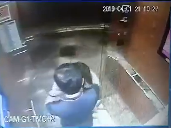 Clip người đàn ông lao vào ôm hôn bé gái trong thang máy ở Sài Gòn gây phẫn nộ - Ảnh 3.