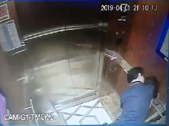 Clip người đàn ông lao vào ôm hôn bé gái trong thang máy ở Sài Gòn gây phẫn nộ - Ảnh 2.
