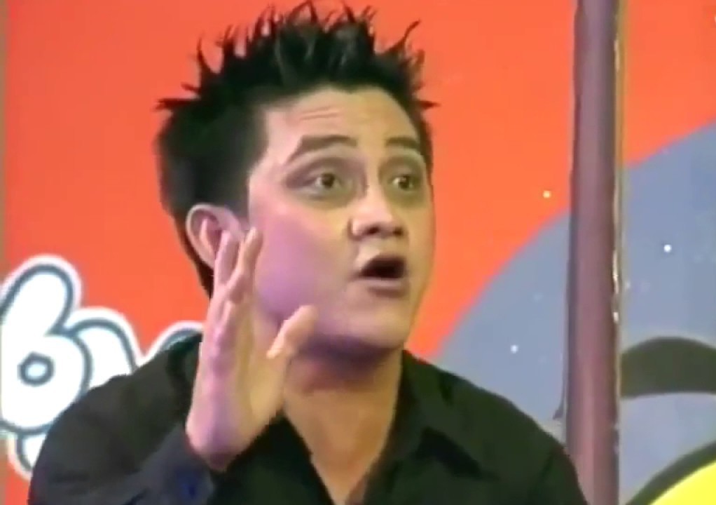 Có 1 Anh Vũ thích làm thơ huề vốn, chửi ngọt như mía lùi ở Gala Cười những năm 2000 - Ảnh 1. Có 1 Anh Vũ thích làm thơ huề vốn, chửi ngọt như mía lùi ở Gala Cười những năm 2000 - Ảnh 1.