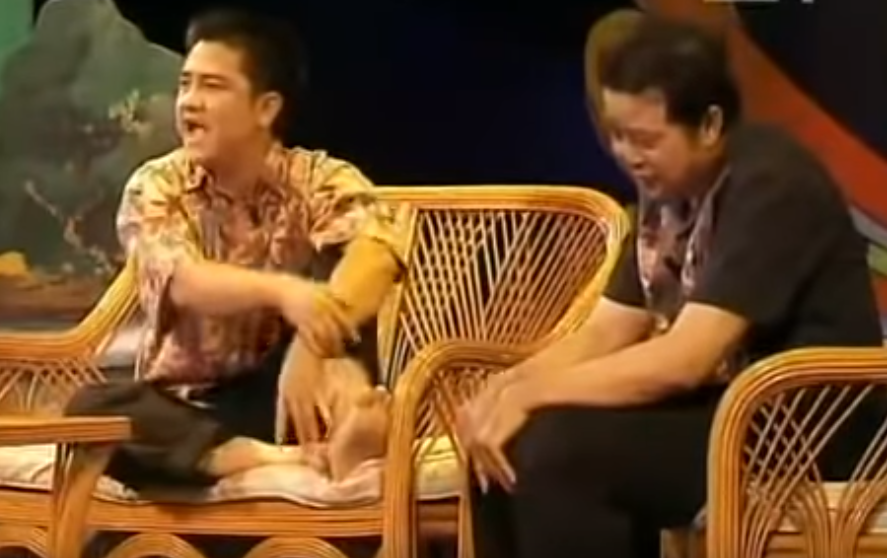 Có 1 Anh Vũ thích làm thơ huề vốn, chửi ngọt như mía lùi ở Gala Cười những năm 2000 - Ảnh 4. Có 1 Anh Vũ thích làm thơ huề vốn, chửi ngọt như mía lùi ở Gala Cười những năm 2000 - Ảnh 4.