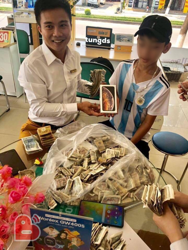 Cậu bé 16 tuổi mang 25 triệu tiền tiết kiệm ăn sáng suốt từ năm lớp 7 đi mua iPhone XS, nhiều dân mạng bày tỏ hoài nghi - Ảnh 2. Cậu bé 16 tuổi mang 25 triệu tiền tiết kiệm ăn sáng suốt từ năm lớp 7 đi mua iPhone XS, nhiều dân mạng bày tỏ hoài nghi - Ảnh 2.