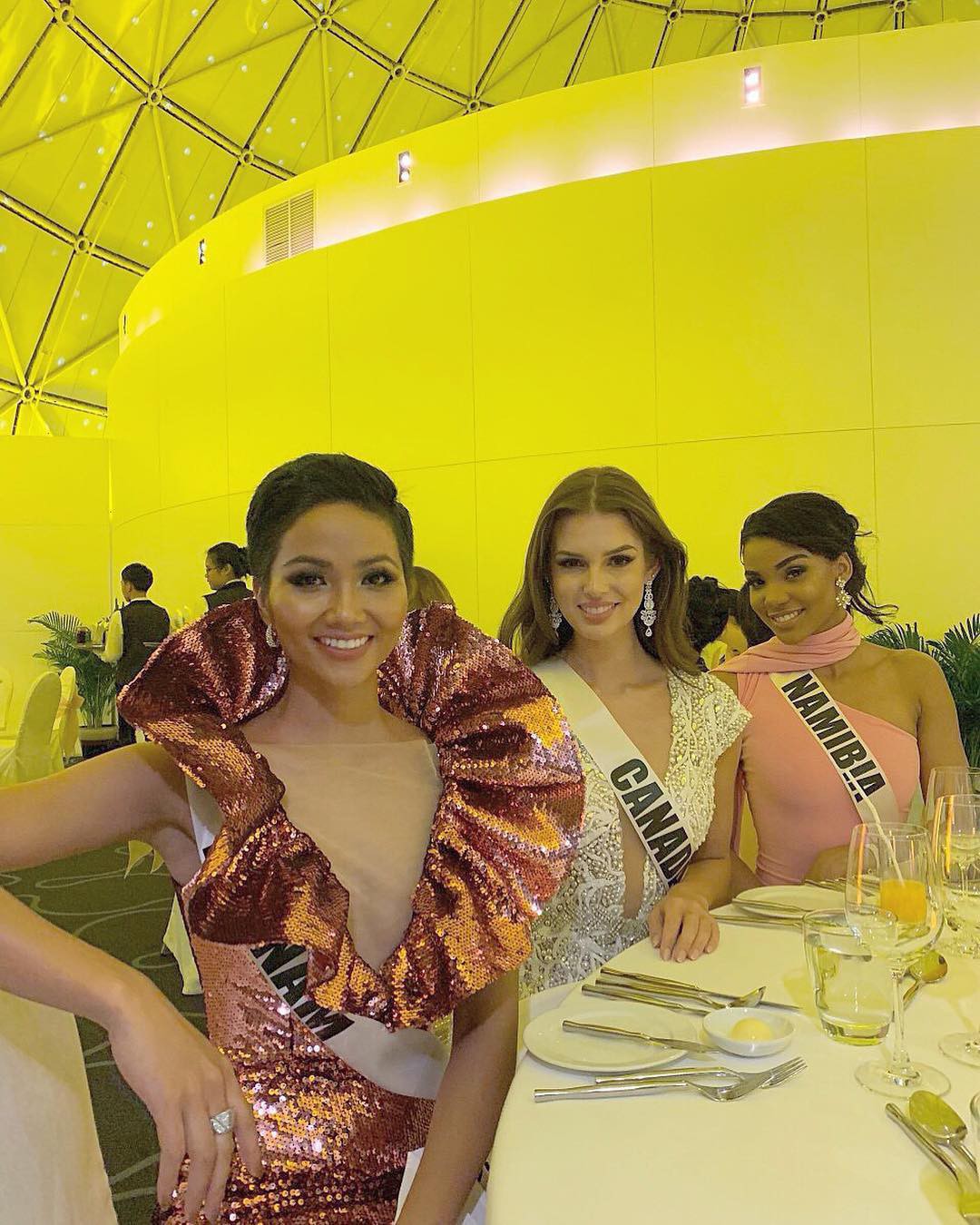 Áp dụng chiêu cũ tại Miss Universe, HHen Niê trội bật hơn hẳn Tiểu Vy trong một khung hình - Ảnh 4. Áp dụng chiêu cũ tại Miss Universe, HHen Niê trội bật hơn hẳn Tiểu Vy trong một khung hình - Ảnh 4.