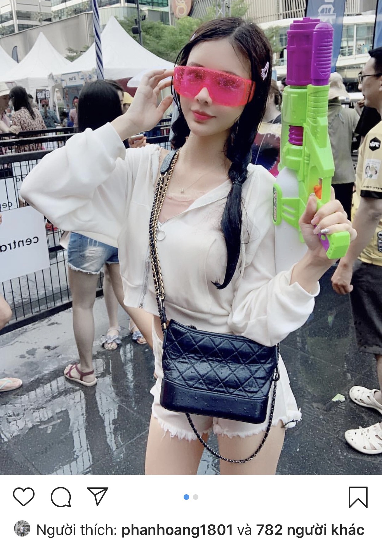 Rộ tin thiếu gia Phan Hoàng có tình mới sau 20 ngày chia tay, thả tim ảnh người đẹp đều như vắt chanh - Ảnh 4. Rộ tin thiếu gia Phan Hoàng có tình mới sau 20 ngày chia tay, thả tim ảnh người đẹp đều như vắt chanh - Ảnh 4.