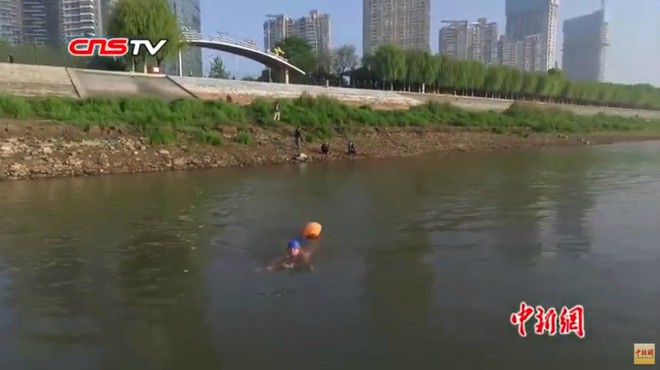 &Ocirc;ng ch&uacute; 53 tuổi chiến thắng bệnh tiểu đường, bơi 2,2km vượt s&ocirc;ng Dương Tử đi l&agrave;m mỗi ng&agrave;y trong 11 năm - Ảnh 3.