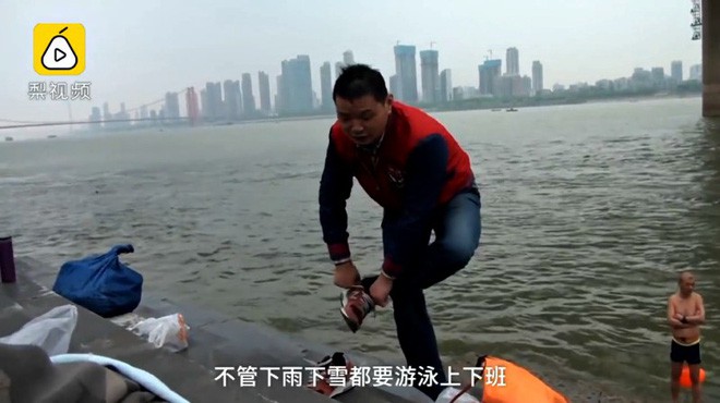 Ông chú 53 tuổi chiến thắng bệnh tiểu đường, bơi 2,2km vượt sông Dương Tử đi làm mỗi ngày trong 11 năm - Ảnh 4.
