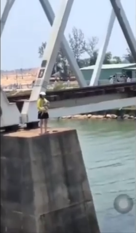 Giải cứu một phụ nữ trẻ ôm con nhỏ định nhảy xuống sông tự tử - Ảnh 1.