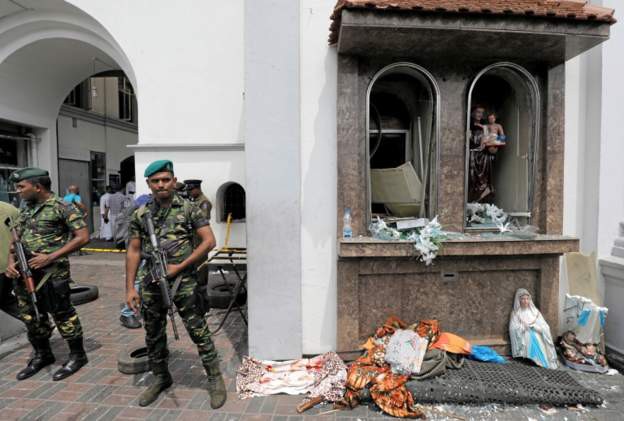 Đột kích bắt giữ 7 nghi phạm đầu tiên trong các vụ đánh bom khiến ít nhất 207 người chết ở Sri Lanka - Ảnh 6.
