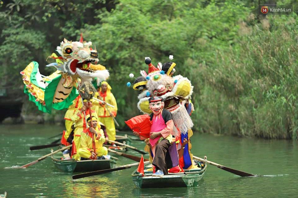 Đôi rồng được hàng trăm chiếc thuyền rước trong lễ hội Tràng An, Ninh Bình - Ảnh 2. Đôi rồng được hàng trăm chiếc thuyền rước trong lễ hội Tràng An, Ninh Bình - Ảnh 2.